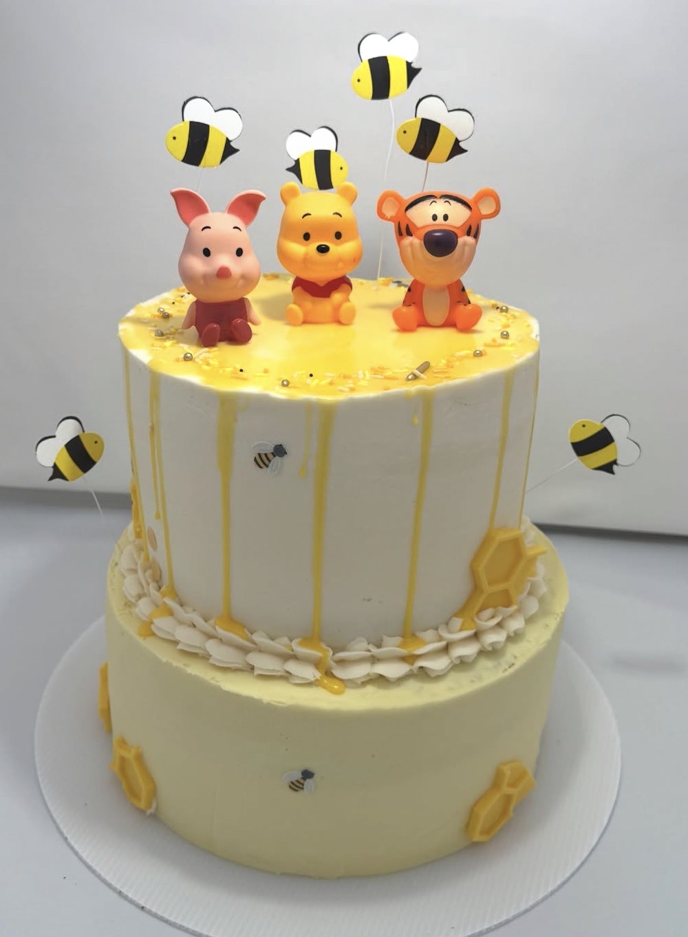 Bee birthday cake